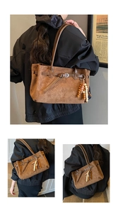 Dettaglio della borsa tote in pelle scamosciata con ciondolo in legno boho e fibbie in metallo