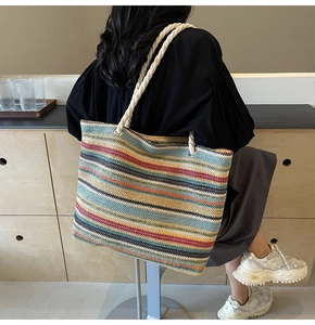 Vue détaillée d'un sac cabas tissé à rayures colorées avec anses en corde torsadée