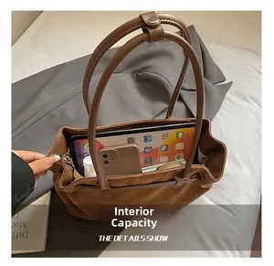 Capienza interna della borsa tote in pelle scamosciata per tablet e oggetti vari