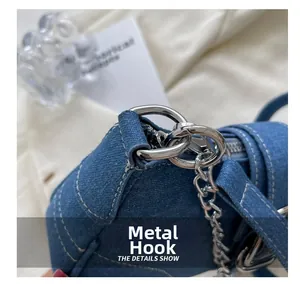 Primo piano dettagliato del gancio in metallo argento e della catena di una borsa in denim