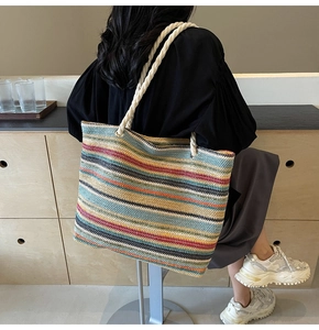Détail du sac cabas en paille à rayures colorées avec poignées en corde de coton épaisse