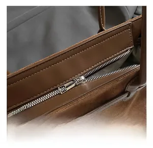 Dettaglio della chiusura a zip in metallo argento della borsa tote in pelle scamosciata