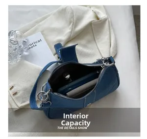 Capacità interna della borsa in denim con telefono, portafoglio e rossetto all'interno