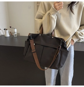 Dettaglio di una grande borsa tote in nylon testa di moro con tracolla regolabile