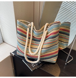 Détails du sac fourre-tout tissé à rayures colorées avec anses en corde de coton épais