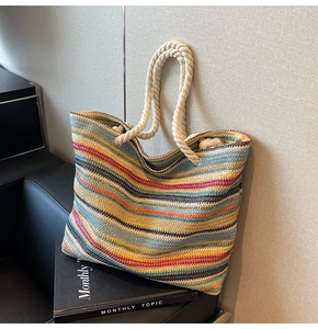 Détail du sac cabas tissé à rayures colorées avec anses en corde pour les vacances