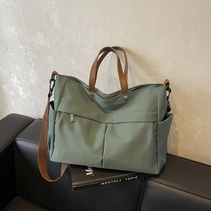 Borsa tote in nylon verde scuro con manici in pelle marrone e tracolla regolabile per donna