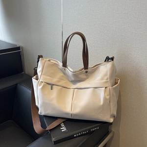 Grande borsa tote in nylon beige con manici marroni e tasche funzionali