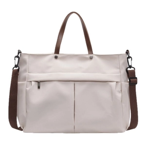 Borsa tote minimalista in nylon bianco sporco con manici marroni e design multi-tasca