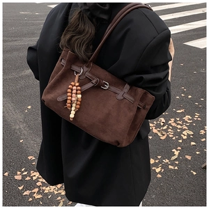 Borsa tote in camoscio marrone con manici in pelle e ciondolo in legno per l'autunno