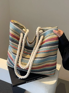 Sac fourre-tout tissé à rayures colorées avec poignées nouées pour les vacances
