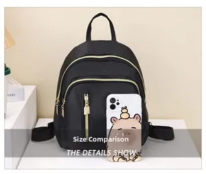 Comparaison de taille d'un sac à dos noir en nylon avec un smartphone à côté