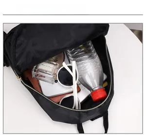 Vue intérieure du sac à dos noir montrant une grande capacité pour les essentiels