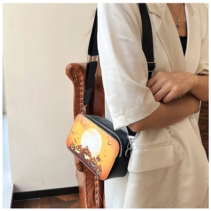 Détail du sac bandoulière Halloween avec motif citrouille et large sangle sur le mannequin