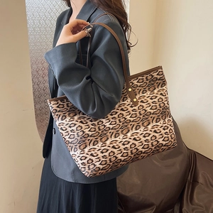 Bolso tote grande con estampado de leopardo y asas de cuero marrón para mujer