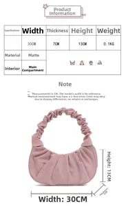 Gedetailleerde afmetingen voor roze geplooide wolk-handtas met 30cm breedte en matte finish