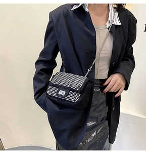Dettaglio della mini borsa a tracolla nera con strass argento e tracolla a catena