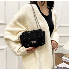 Dettaglio borsa a tracolla con strass neri con chiusura a scatto argento e catena elegante