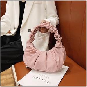 Detail van zachte roze hobo-tas met een stijlvol geplooid handvat voor een moderne look