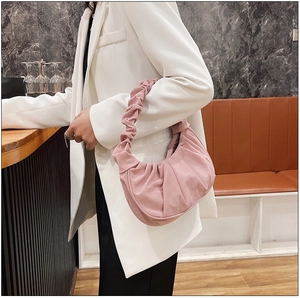 Chique roze geplooide cloud bag als modieuze onderarmtas voor moderne vrouwen