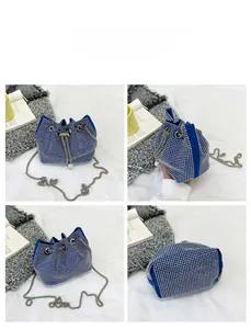 Détails du sac seau bleu en strass avec bandoulière chaîne et fermeture à cordon en perles