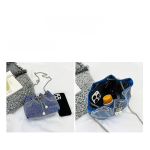 Détail du sac seau en strass bleu montrant une grande capacité pour accessoires