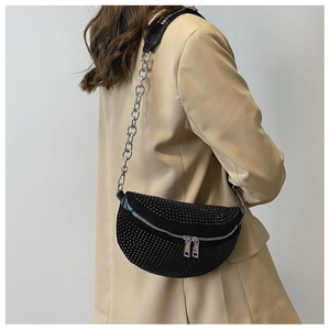 Detail der schwarzen Strass-Gürteltasche mit silberner Kette an einem Model