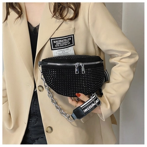 Nahaufnahme der schwarzen Strass-Gürteltasche mit Silberkette und Stoffriemen