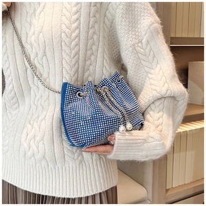 Sac seau en daim bleu avec strass, bandoulière chaîne argentée et détails en perles