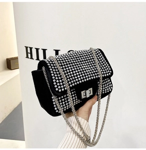 Dettaglio della borsa a tracolla in velluto nero con strass lucidi e catena in argento
