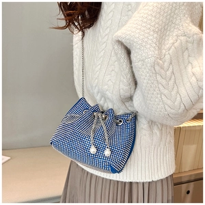 Vue détaillée du sac seau bleu en strass avec cristaux argentés et cordon de serrage perle
