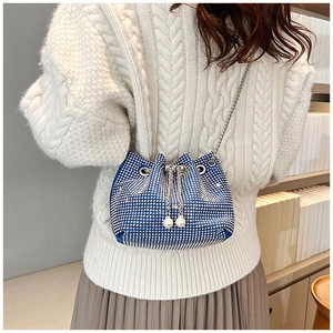 Détails du sac seau bleu scintillant en strass avec élégants pompons à cordon de serrage en perles