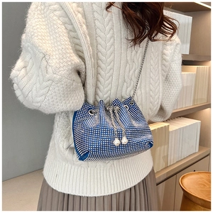 Détail du sac seau bleu en strass avec perles de serrage et bandoulière chaîne