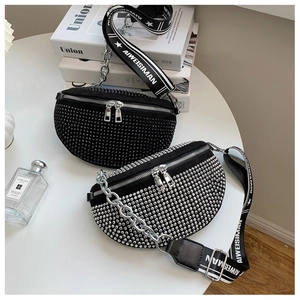Detail der Strass-Gürteltasche mit groben Silberketten und breitem Marken-Schultergurt
