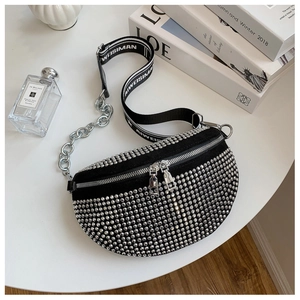 Detail der Strass-Gürteltasche mit Silberkette und Designer-Buchstaben-Gurt