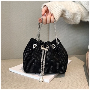 Détail du sac seau en strass noirs avec cordon en chaîne argentée et perle élégante