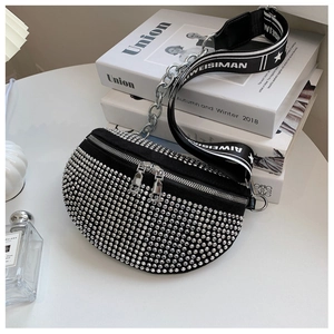Detail einer glitzernden Strass-Halbmond-Gürteltasche mit Logo-Gurt und Metallkette