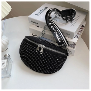 Detail der schwarzen Strass-Gürteltasche mit Silberkette und Designer-Schultergurt