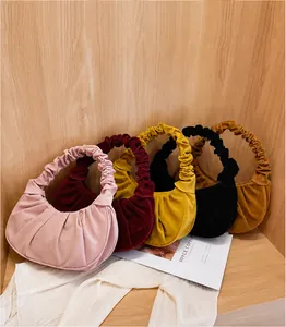 Detailweergave van cloud-handtas in diverse kleuren met zachte geplooide textuur