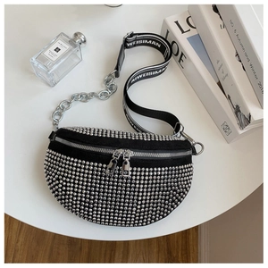 Detailansicht der glitzernden Strass-Gürteltasche mit Reißverschluss und Kettenriemen