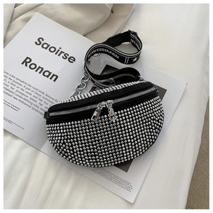 Detail der sichelförmigen Strass-Gürteltasche mit Metallkette und Riemen