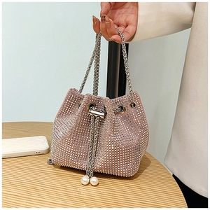 Détail du sac seau rose en strass avec anses en chaîne argentée et breloques en perles