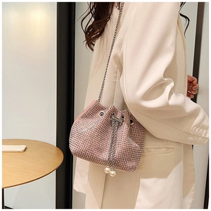 Sac seau rose avec strass porté à l'épaule avec cordon perlé et bandoulière chaîne