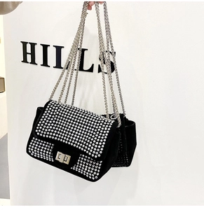 Dettaglio della borsa nera con strass con catena argentata e chiusura in metallo