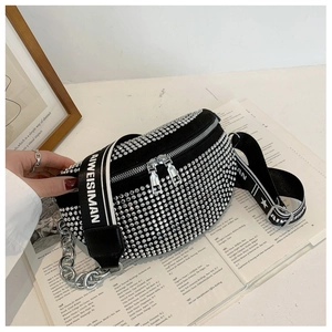 Detailansicht der schwarzen Bauchtasche mit glitzernden Strasssteinen und silberner Kette