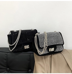 Dettaglio di borse a tracolla glitterate con strass, catena e chiusura a girello in metallo