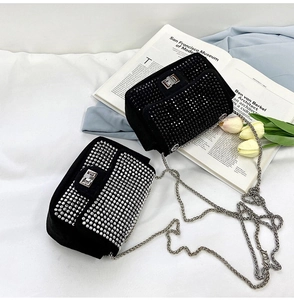 Dettaglio delle borse a tracolla con strass neri e argento con catena e chiusura a girello