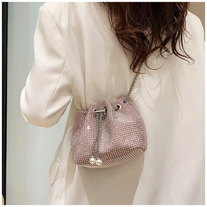 Sac seau rose avec strass, cordon de serrage perlé et bandoulière chaîne argentée