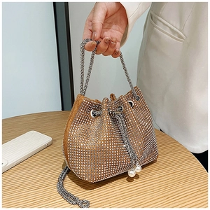 Détail du sac seau en strass avec bandoulière chaîne et fermeture à perles