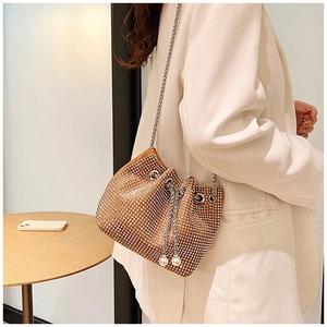 Détail du sac seau en strass avec de grands pendentifs en perles et une chaîne argent